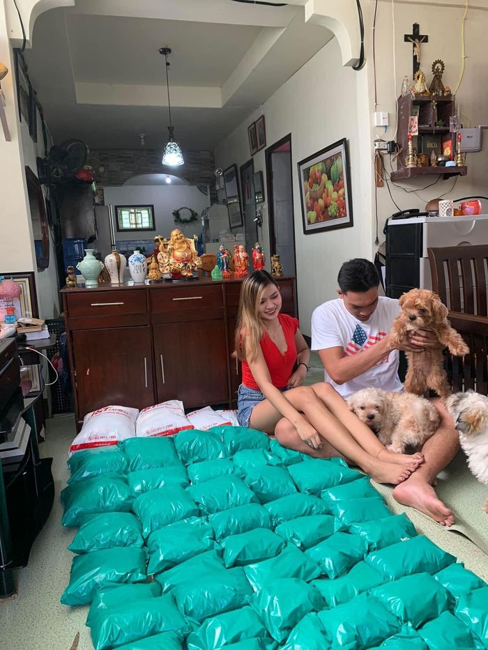 Cô gái livestream bán hàng được gia đình và chồng ủng hộ hết mình