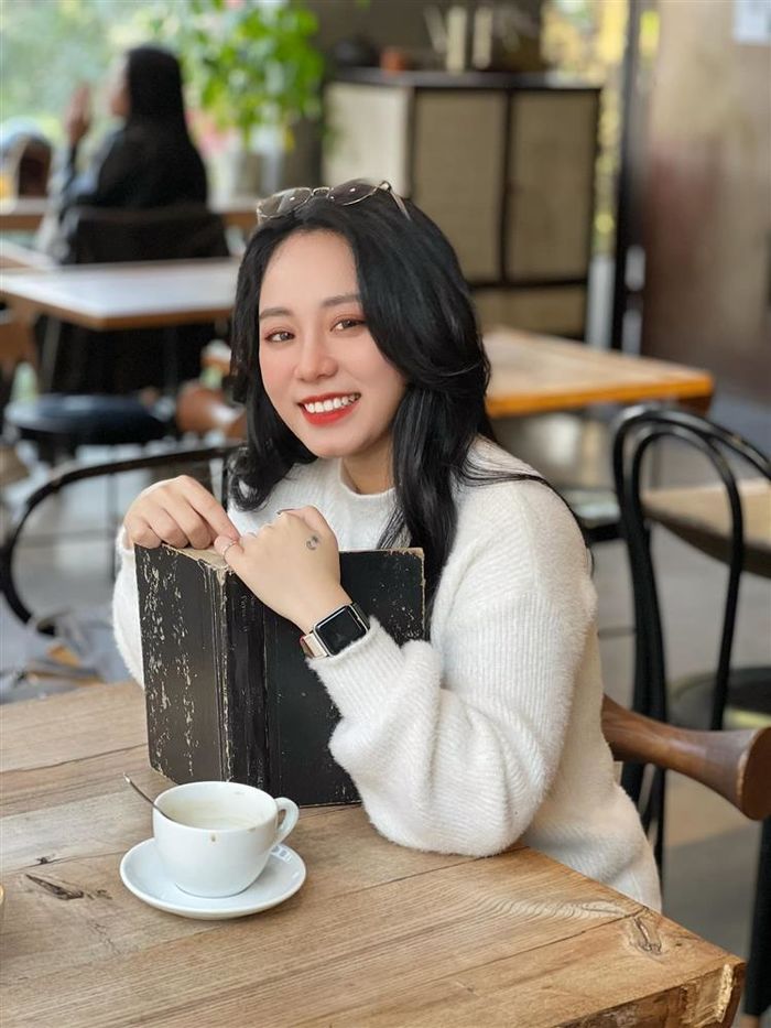 Cô giáo Minh Thu lộ bụng lùm lùm, mặt phá nét