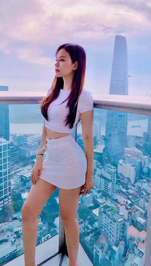 Con dâu Hoàng Kiều U40 vẫn trẻ trung như mới ngoài 20 nhờ mặc đẹp
