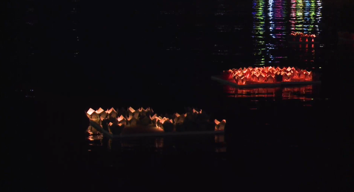 Các con Phi Nhung nghẹn ngào trong lễ thả đèn hoa đăng tưởng nhớ mẹ