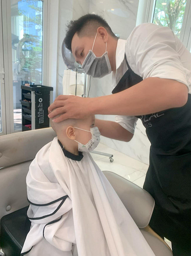 Con trai Phan Đình Tùng tóc mọc rậm rạp nhưng mẹ quyết định cạo đầu