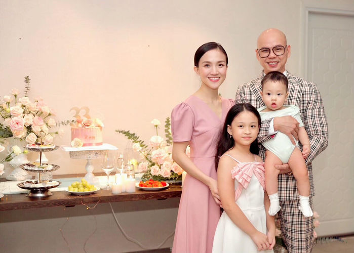 Con trai Phan Đình Tùng tóc mọc rậm rạp nhưng mẹ quyết định cạo đầu