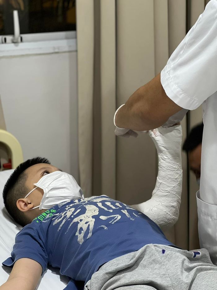 Con trai té gãy tay, BTV Quang Minh không mắng mà dạy bài học nhớ đời