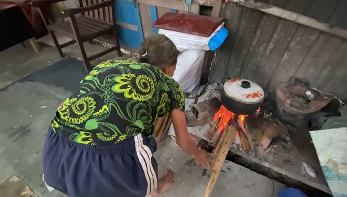 Cụ bà gần 90 tuổi lội sình hái rau, đẩy xe rùa đi bán nuôi chồng bệnh
