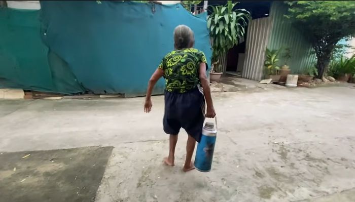 Cụ bà gần 90 tuổi lội sình hái rau, đẩy xe rùa đi bán nuôi chồng bệnh