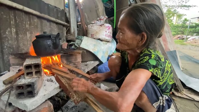 Cụ bà gần 90 tuổi lội sình hái rau, đẩy xe rùa đi bán nuôi chồng bệnh