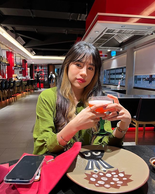 Cứ ngỡ Bambam đội tóc giả chụp cùng Lisa, hoá ra là em gái nam idol