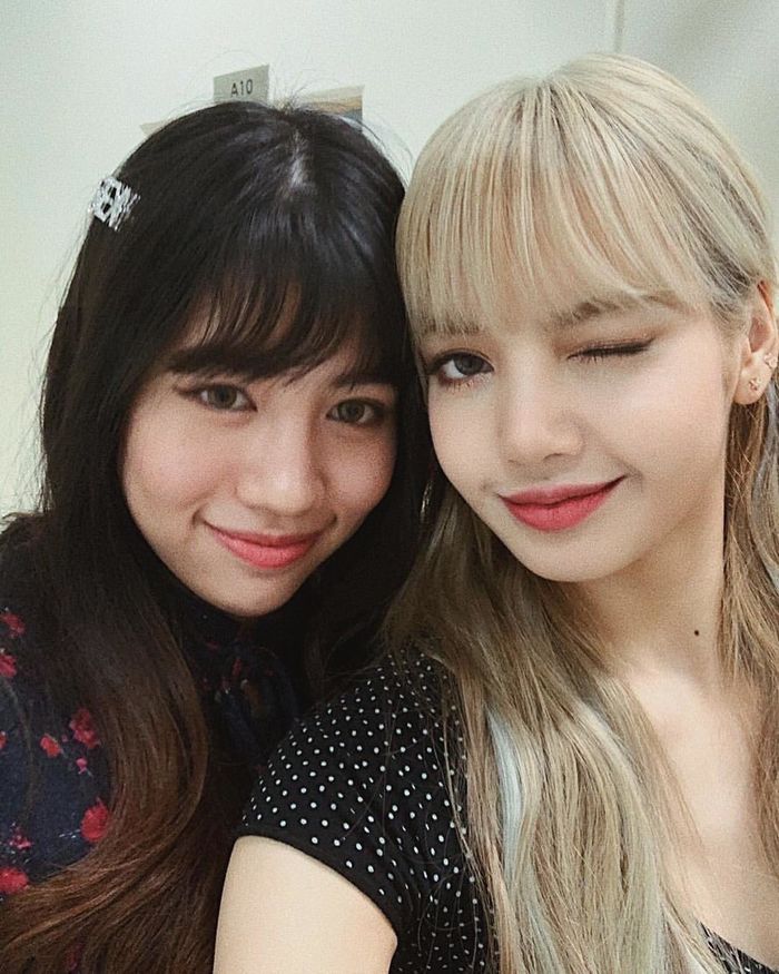 Cứ ngỡ Bambam đội tóc giả chụp cùng Lisa, hoá ra là em gái nam idol