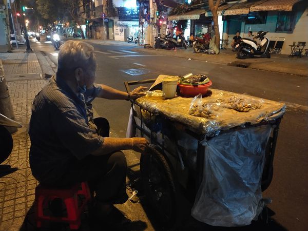 Cụ ông gần 80 tuổi kiếm tiền phụ con cháu với chiếc xe đậu phộng