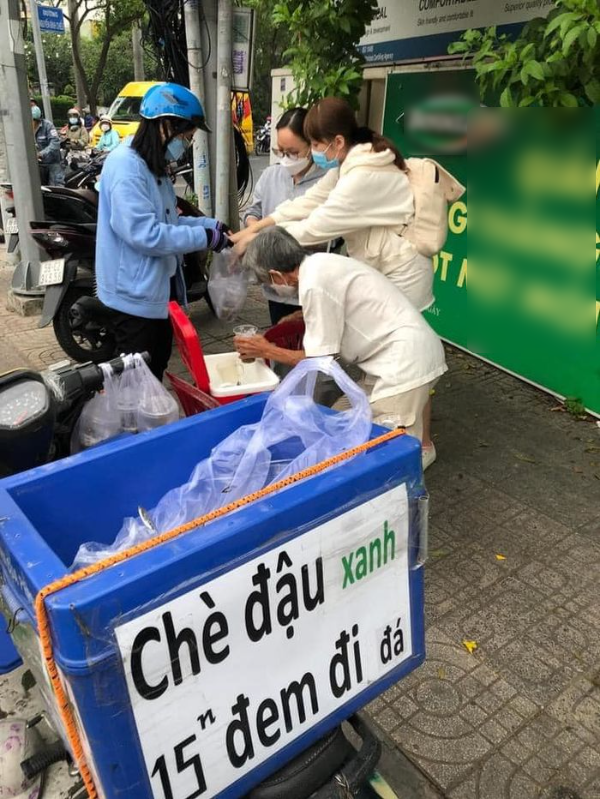 Cụ ông chỉ dám nấu 9 ly chè nay nấu bao nhiêu cũng không đủ bán