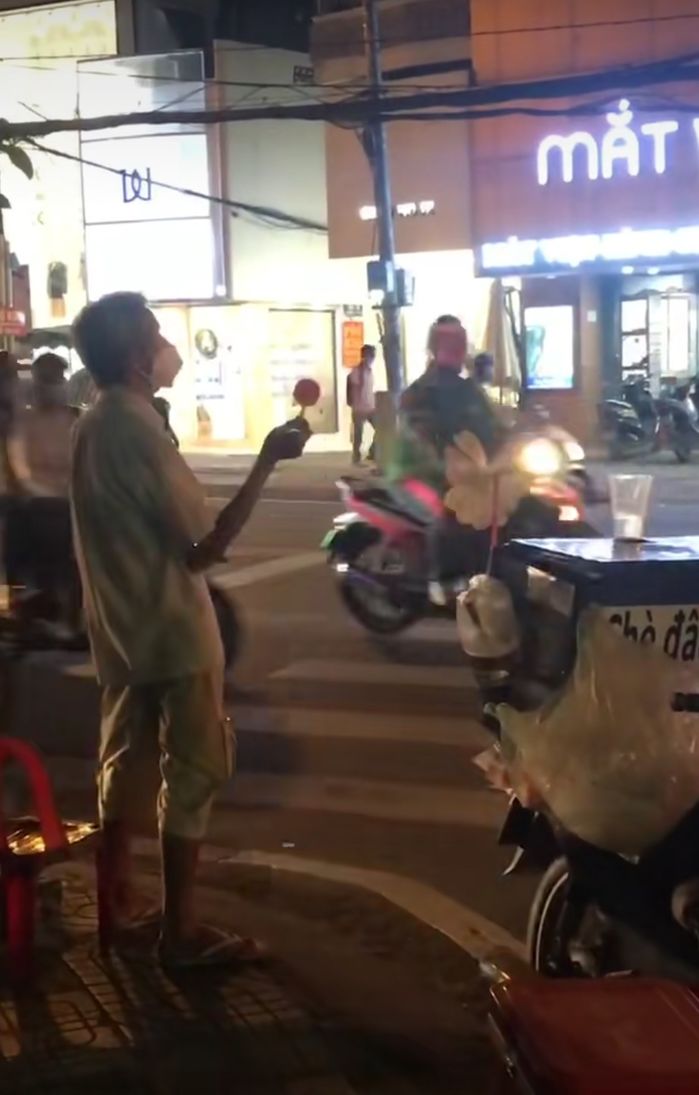 Cụ ông sợ ế chỉ nấu 9 ly chè, chào hàng 6 tiếng còn chưa vơi phân nửa