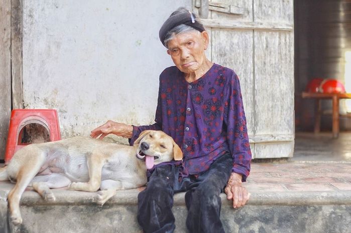 Chú chó được cụ bà cưng như con: Ăn uống chu đáo từng bữa