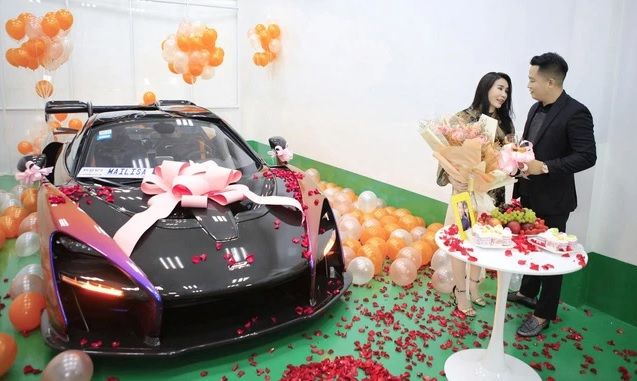 Đại gia Hoàng Kim Khánh khoe hộp chìa khóa siêu xe hơn 200 tỷ