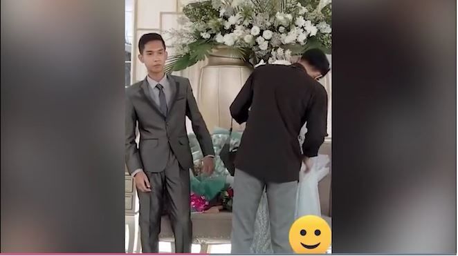 Đám cưới quá sung, cô dâu chú rể đánh lẻ tình tứ với người lạ