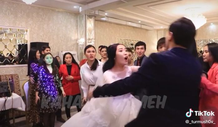 Đám cưới quá sung, cô dâu chú rể đánh lẻ tình tứ với người lạ