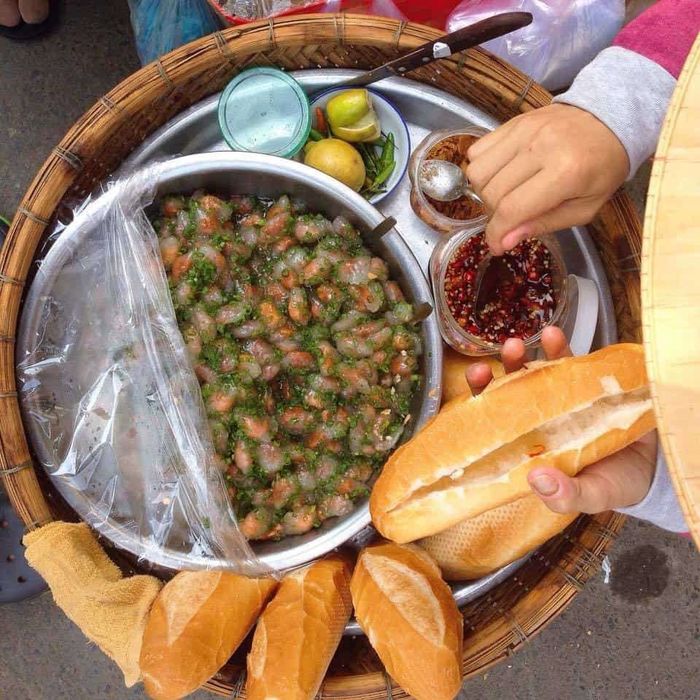 Dân Đà Nẵng ăn bánh mì nhân bột lọc: Ai bảo phải có pate thì mới được