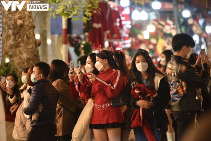 Người dân Hà Nội đón Noel sớm:  Hàng nghìn người vẫn đổ về phố Hàng Mã