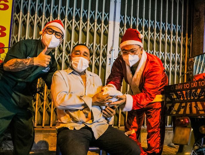 Chàng trai đạp xe khắp SG hớt tóc cho người vô gia cư đêm giáng sinh
