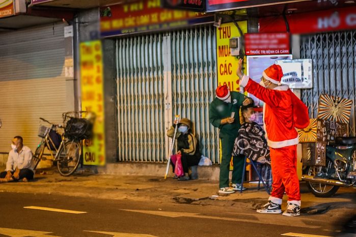 Chàng trai đạp xe khắp SG hớt tóc cho người vô gia cư đêm giáng sinh