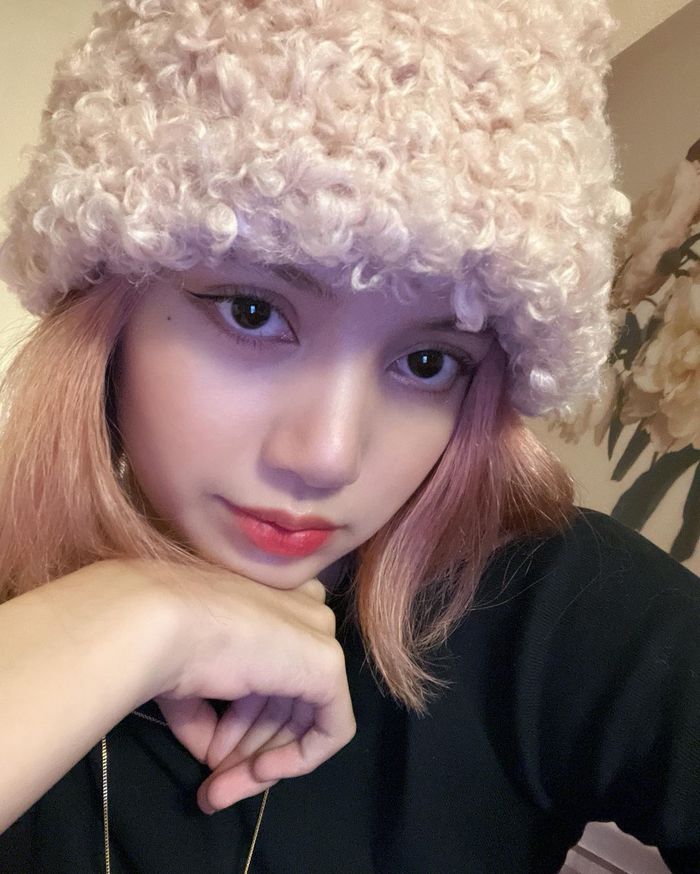 Điểm duy nhất netizen nghi ngờ Lisa photoshop không phải đôi chân 9:1