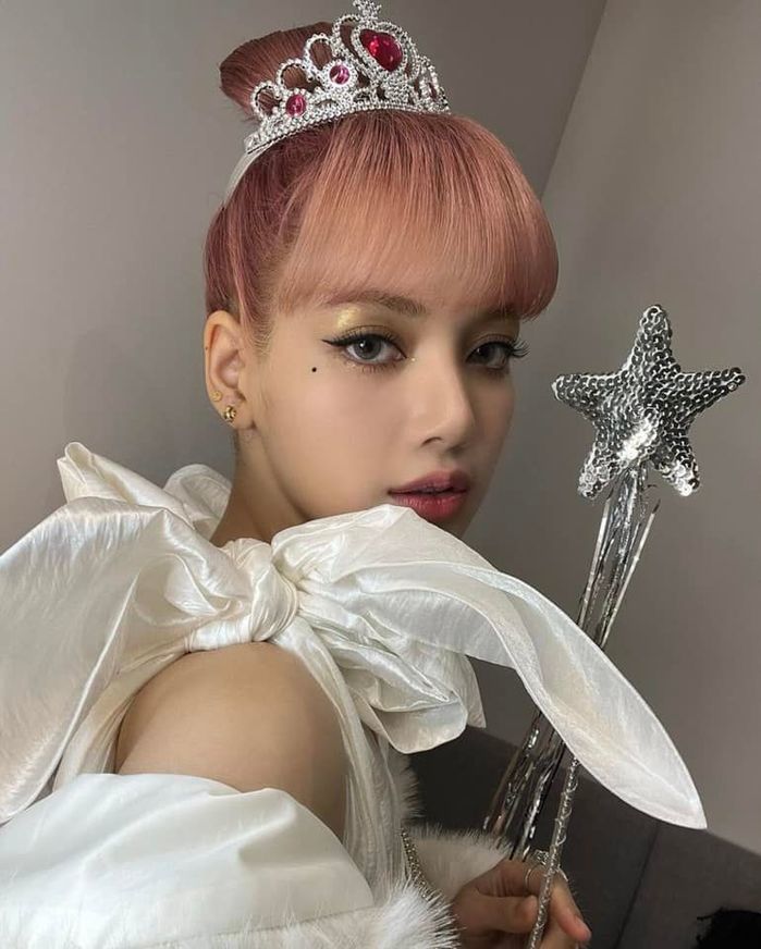 Điểm duy nhất netizen nghi ngờ Lisa photoshop không phải đôi chân 9:1