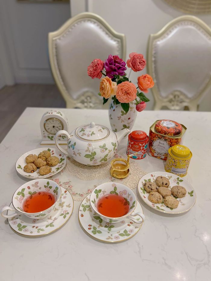 Con gái Diệp Chi 10 tuổi đã biết nướng bánh cho mẹ thưởng trà