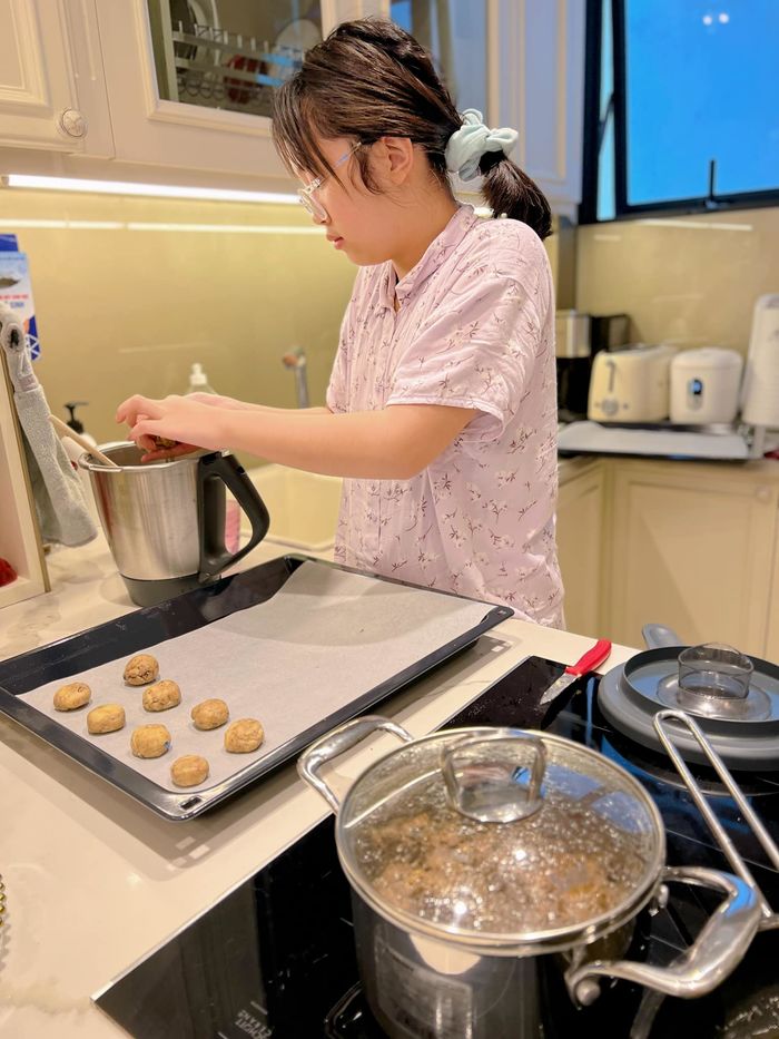 Con gái Diệp Chi 10 tuổi đã biết nướng bánh cho mẹ thưởng trà
