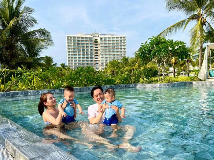 Đọ ảnh đi bơi của vợ chồng sao Việt: Phan Mạnh Quỳnh tấu hài