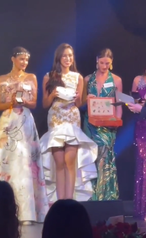 Đỗ Thị Hà mang đến buổi đấu giá từ thiện Miss World vòng cổ ngọc trai