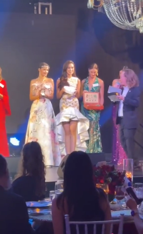 Đỗ Thị Hà mang đến buổi đấu giá từ thiện Miss World vòng cổ ngọc trai