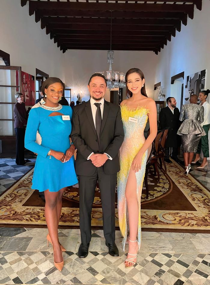 Đỗ Thị Hà tặng váy cho Mexico, được tham quan văn phòng thống đốc