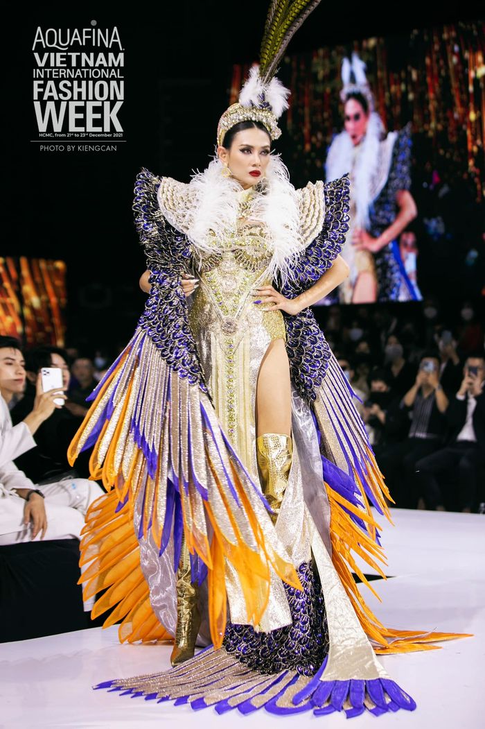 Đọ trình catwalk bộ 3 HLV The Face 2022: Vũ Thu Phương có điệu mổ cò
