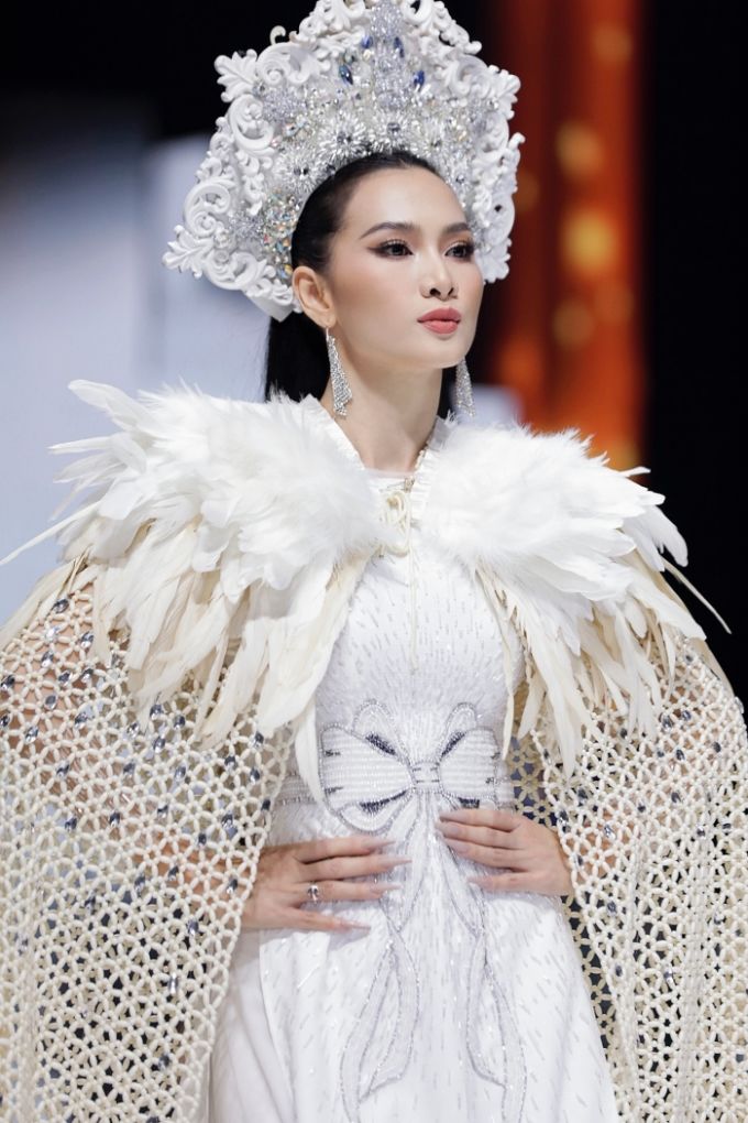 Đọ trình catwalk bộ 3 HLV The Face 2022: Vũ Thu Phương có điệu mổ cò