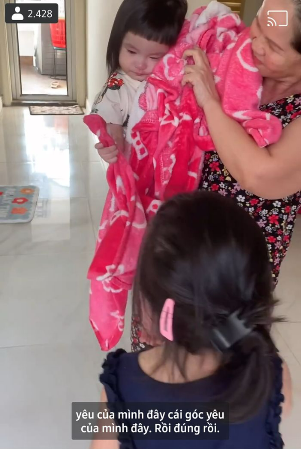 Đoàn Di Băng bó tay với món đồ gây nghiện cho ái nữ