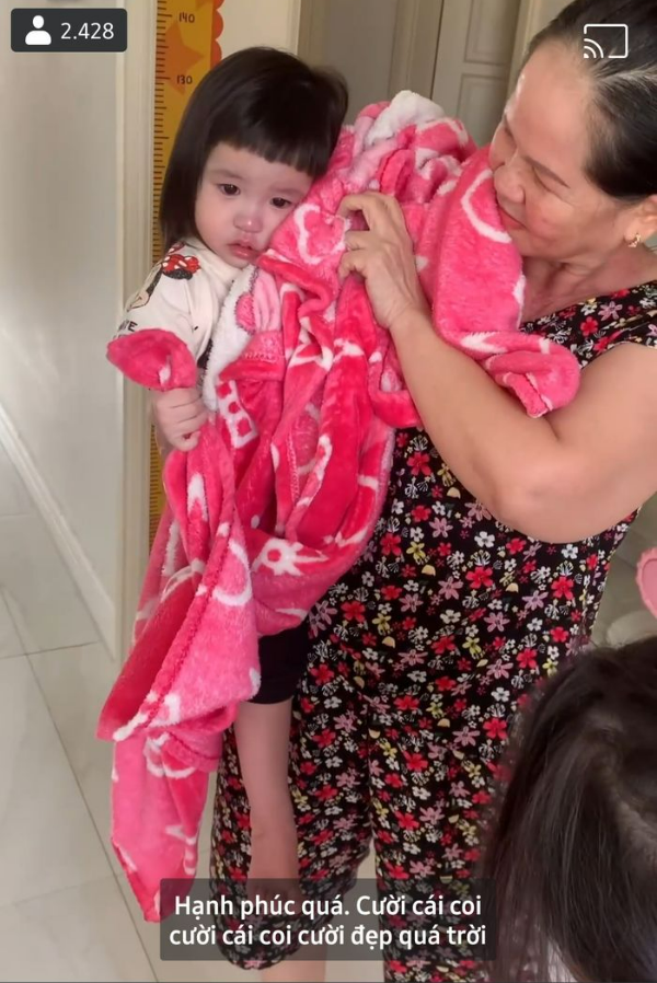 Đoàn Di Băng bó tay với món đồ gây nghiện cho ái nữ