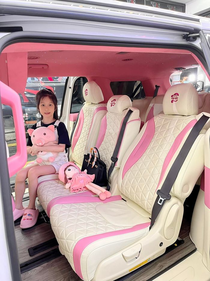 Đoàn Di Băng sắm xe bạc tỷ làm quà Giáng sinh cho 3 cô con con gái