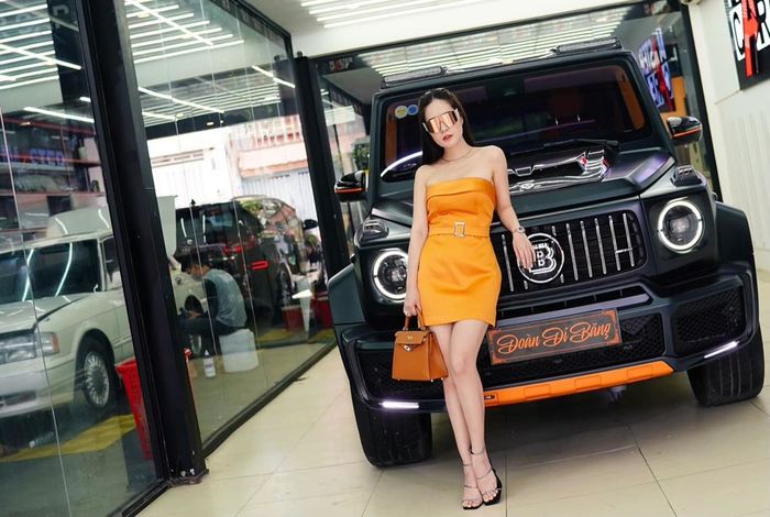 Đoàn Di Băng sắm xe bạc tỷ làm quà Giáng sinh cho 3 cô con con gái