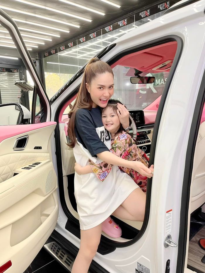 Đoàn Di Băng sắm xe bạc tỷ làm quà Giáng sinh cho 3 cô con con gái