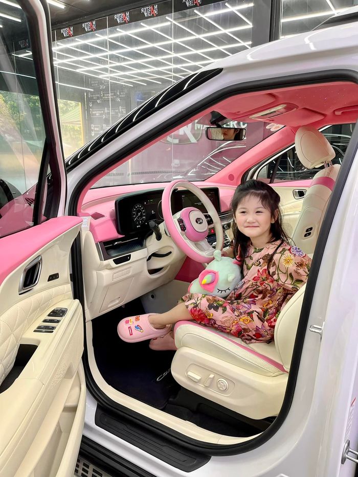 Đoàn Di Băng sắm xe bạc tỷ làm quà Giáng sinh cho 3 cô con con gái
