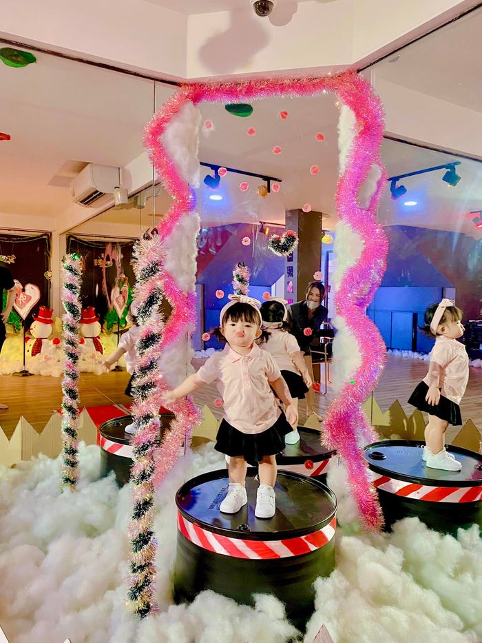 Đông Nhi khoe vòng eo cực chuẩn sau khi bé Winnie tròn 1 tuổi