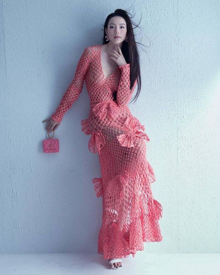  Kim Duyên diện chung mẫu váy với Hồ Hà và bị lép vế hẳn