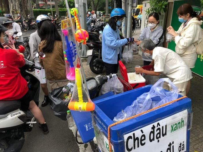 Bà cụ tóc bạc vẫn phải gánh nặng mưu sinh nhìn rơi nước mắt