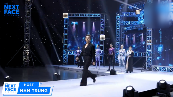 Giám khảo đanh đá nhất Việt Nam đi giày cao gót, catwalk xoay 2 vòng