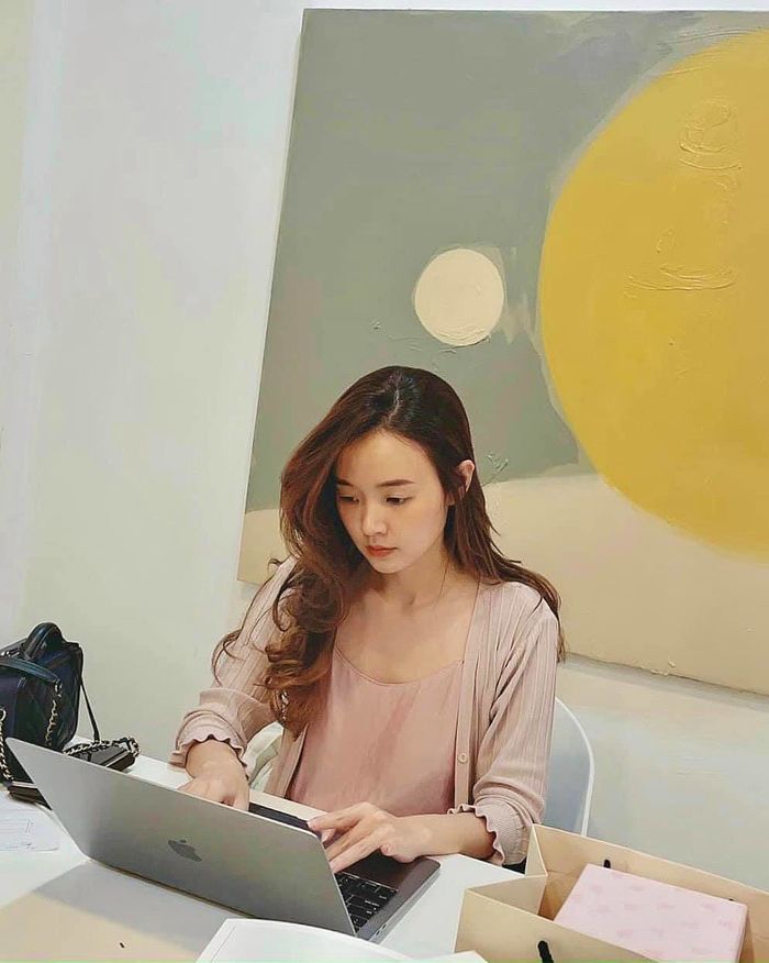 Giảng viên Midu: vòng eo vượt mặt Ngọc Trinh, 10 phút bán chục lô đất