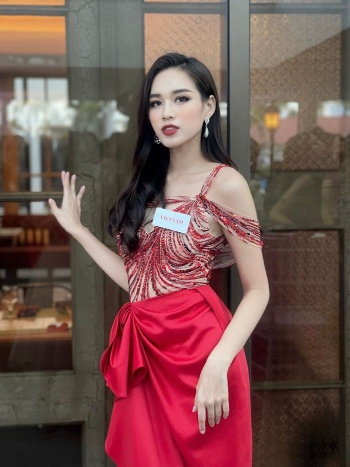 3 nàng hậu cùng diện váy đỏ: Kim Duyên ''gây bão'' diện váy từ rác