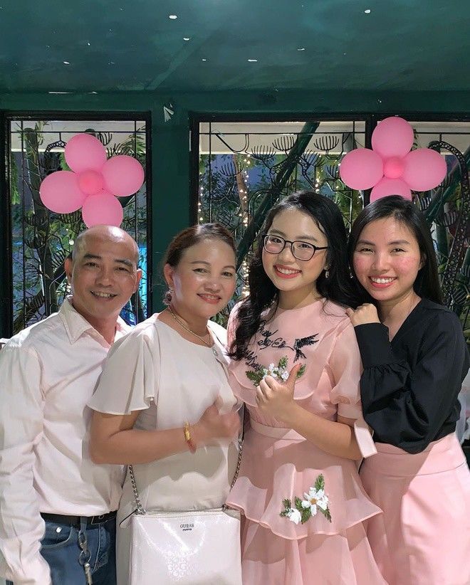 Hai bà mẹ trái ngược hoàn toàn của Phương Mỹ Chi, Hồ Văn Cường