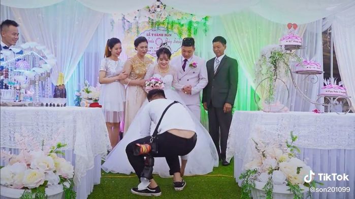 Hảo thợ chụp ảnh cưới: Dùng ghế kê chân cho cô dâu nấm lùn
