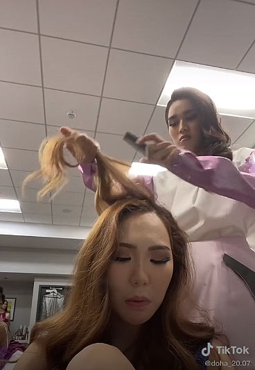 Đỗ Thị Hà cho mượn váy rồi còn makeup, làm tóc cho người đẹp Mông Cổ