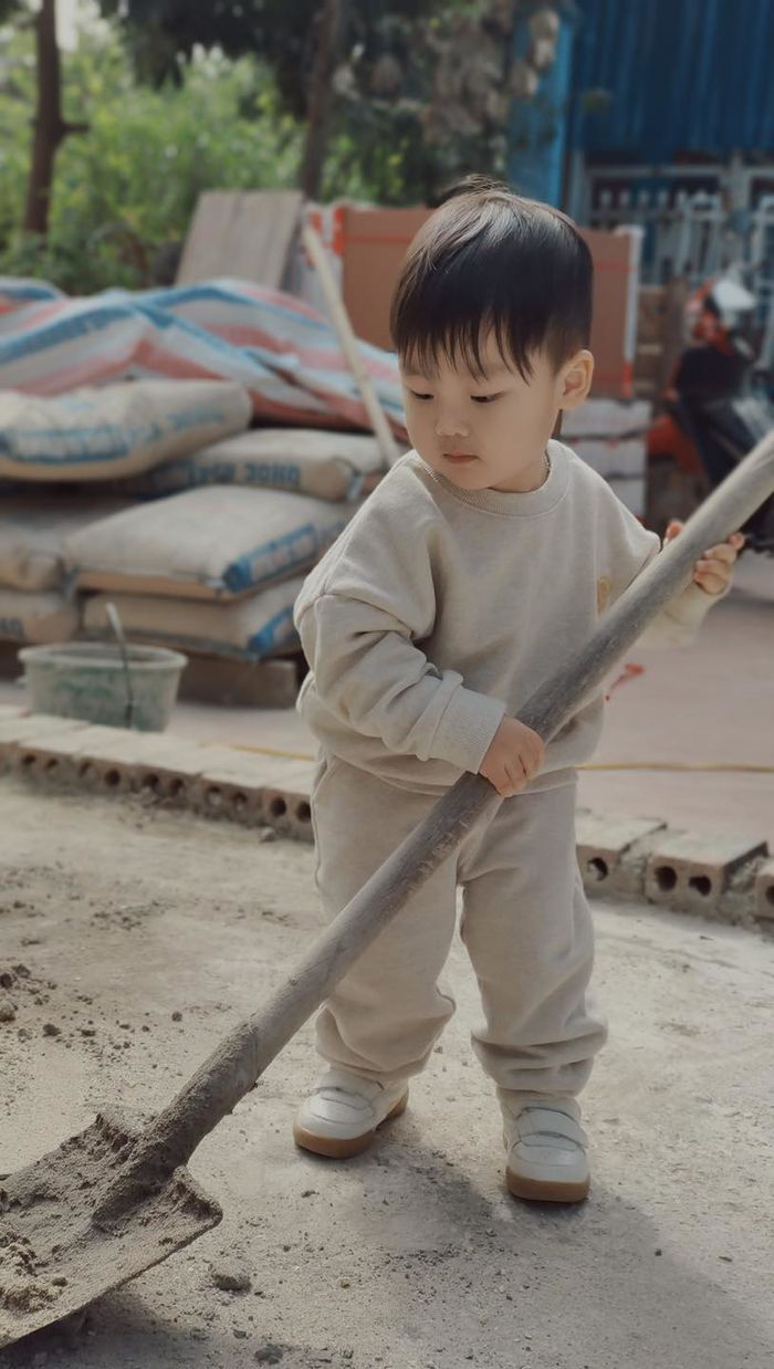 Bo Thúi ủng hộ mẹ nhiệt tình trong lúc Hòa Minzy đang quay TikTok