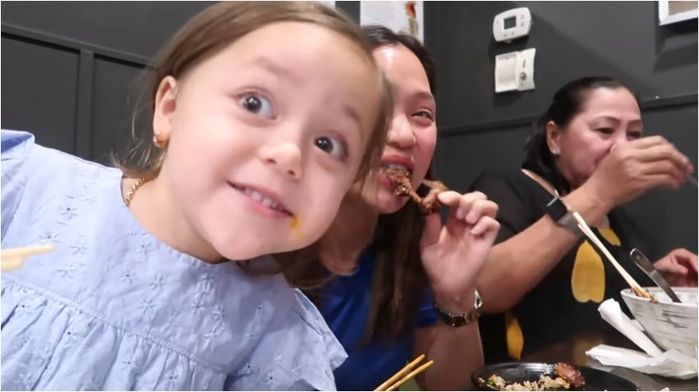 Bé Jade - Hoyer Family lại gây bão với biểu cảm cực nhí nhố